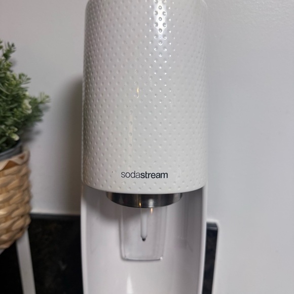 Sodastream soda sparkling water maker with carbon tank SPT-001 white - Picture 2 of 6